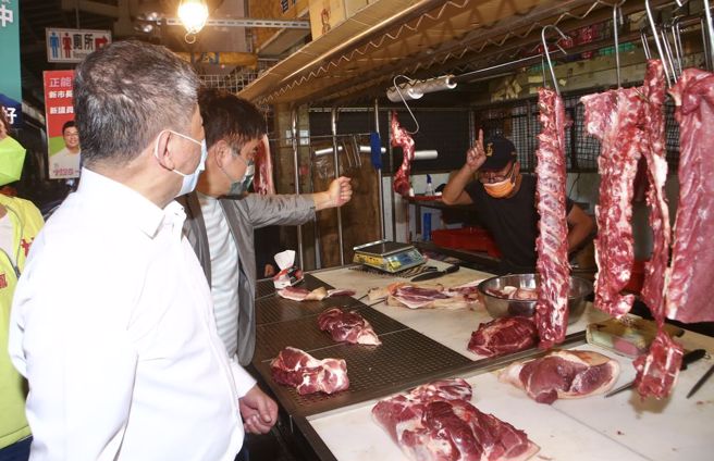 民进党台北市长参选人陈时中21日一早到士林市场拜票，了解市场营业情形与市民的需求，有摊商呛他「人前人后要始终如一」。（邓博仁摄）