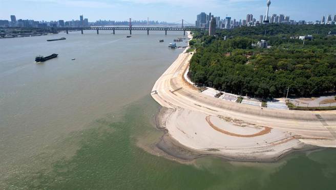 长江多处水位创新低，出现罕见「汛期反枯」。图为8月15日，武汉，长江与汉江交匯处的汉阳南岸嘴露出大片沙滩。。（新华社）