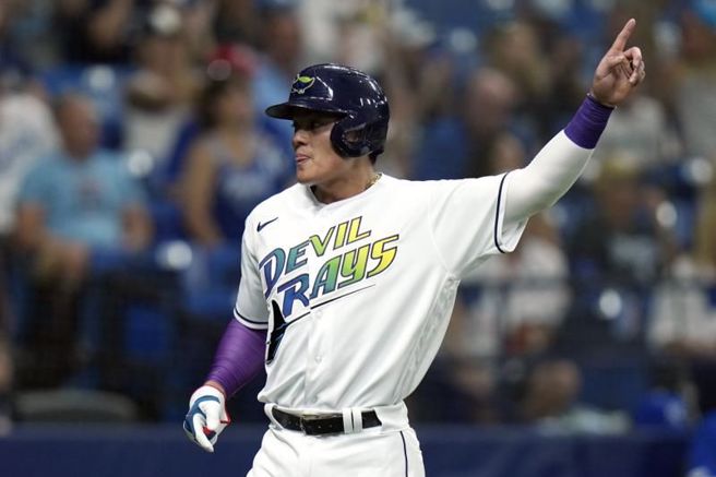 光芒二垒手张育成穿着復古「魔鬼魟」球衣。（美联社）