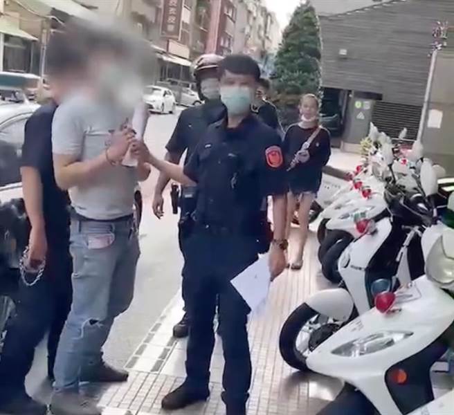 陶姓毒蟲涉強盜案遭警方逮捕。（翻攝畫面）