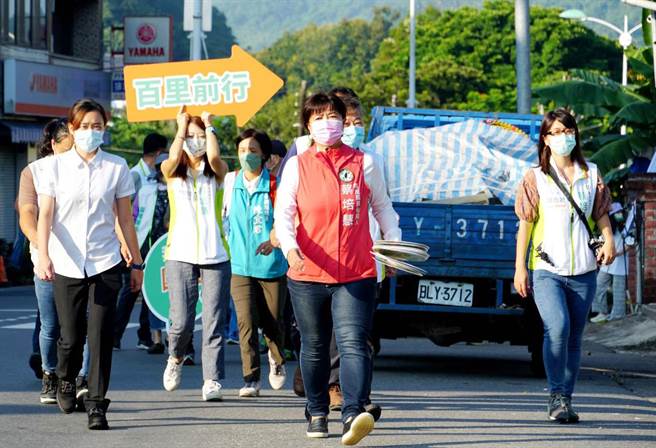 民进党南投县长参选人蔡培慧，昨起展开「百里前行，南投升级」全县大扫街。（蔡培慧竞选总部提供）