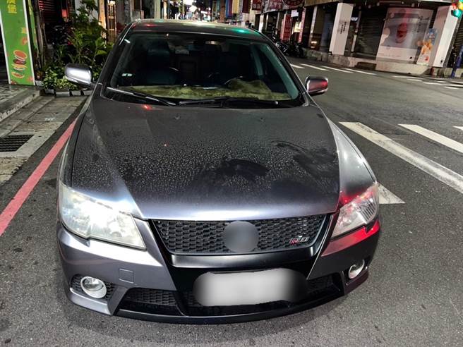 新北市新庄区昨日晚间有辆小客车在路口转弯时，不慎撞上一位走在行人穿越道老妇人，对方一度当场失去生命迹象，送医急救后虽恢復心跳，但仍处于昏迷状态，肇事驾驶也被警方带回制作笔录。(新庄警分局提供)