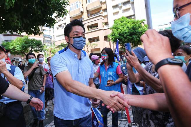 国民党台北市长参选人蒋万安(中)21日出席「保国护民-中华民国赢起来」升旗活动。(黄世麒摄)