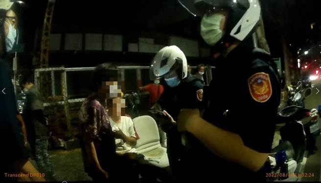 20日苗男與張男因排隊領愛心便當時發生口角衝突，張男心生不滿離去。晚間2人再度碰面，發生爭執後張男用甩棍狠K苗男後離去。（翻攝照片／崔正綱高雄傳真）