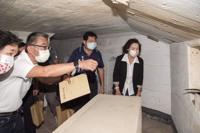 宜兰县长林姿妙（最右）视察二战碉堡。（图 / 取自林姿妙脸书）