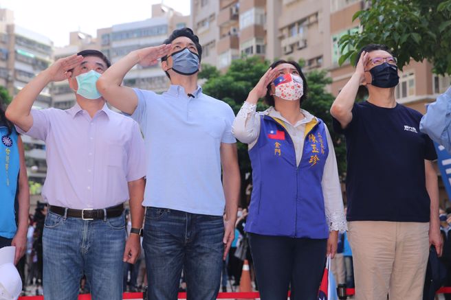 国民党台北市长参选人蒋万安(左二)、前台北市长郝龙斌(左一)、中广董事长赵少康(右一)、立委陈玉珍(右二)21日出席「保国护民-中华民国赢起来」升旗活动。(黄世麒摄)