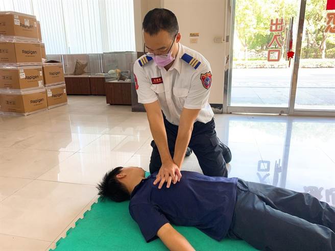 花蓮一名70多歲長者不慎吞入假牙造成哽塞無法呼吸，家人嚇得趕緊撥打119求援，經119執勤人員線上指導正確排除異物的急救方法後，長者最後成功吐出假牙，順利獲救。（花蓮縣消防局提供／羅亦晽花蓮傳真）