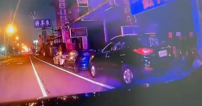 新竹县湖口地区21日凌晨发生民眾聚眾砸车事件，警方获报到场时群眾已散去。（警方提供／邱立雅竹县传真）