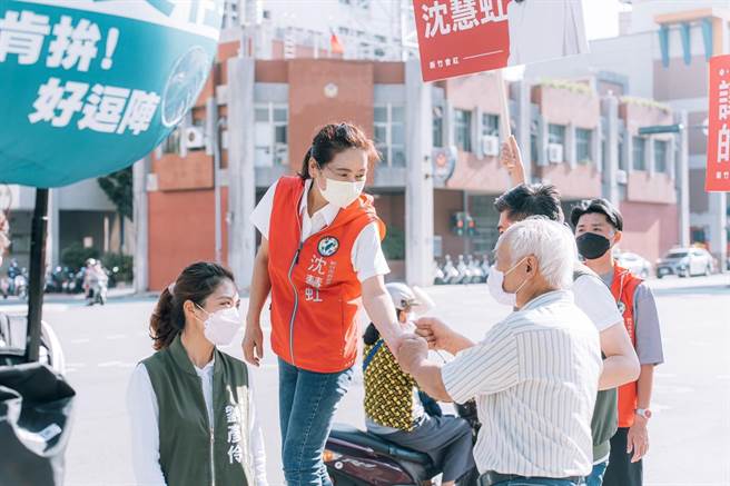 民进党新竹市长参选人沈慧虹21日持续在市区重要路口争取民眾支持。（沈慧虹提供／陈育贤新竹传真）