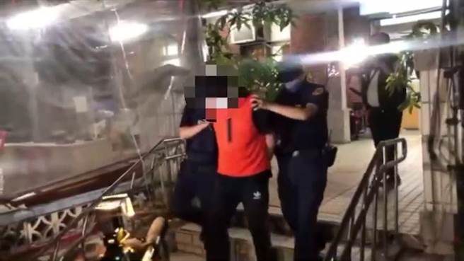 台北市有名23岁江男被朋友以介绍博弈工作为由，19日被带到新北市五股区一处住宅大楼软禁，遭徐姓男子(橘衣遭逮捕者)监视，21日凌晨成功获救。(芦洲警分局提供)