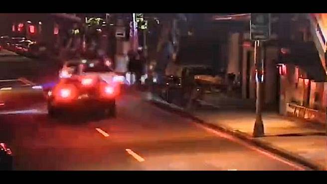 21名黑衣人深夜聚眾斗殴，警方以车追人将全数逮捕移送。（翻摄画面）