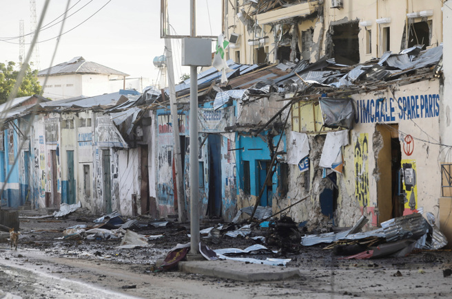 青年党这支和盖达组织（Al-Qaeda）有关的团体昨天傍晚在首都对人来人往的哈亚特饭店（Hayat Hotel）发动枪枝和炸弹攻击，造成至少13名平民丧生，数十人受伤。（图/ 路透社）