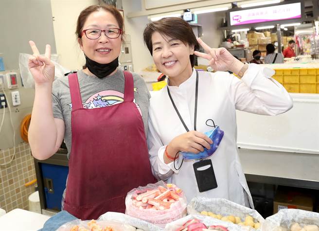 台北市副市长黄珊珊（右）21日赴环南市场巡视，特别摘下口罩应市场内摊商要求一同合影。（郑任南摄）