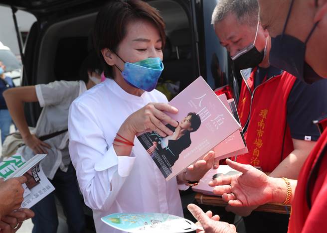 台北市副市长黄珊珊21日赴环南市场巡视后，特别赠送以自己为封面的最新一期杂志给环南自治会的干部，也应要求签名。（郑任南摄）