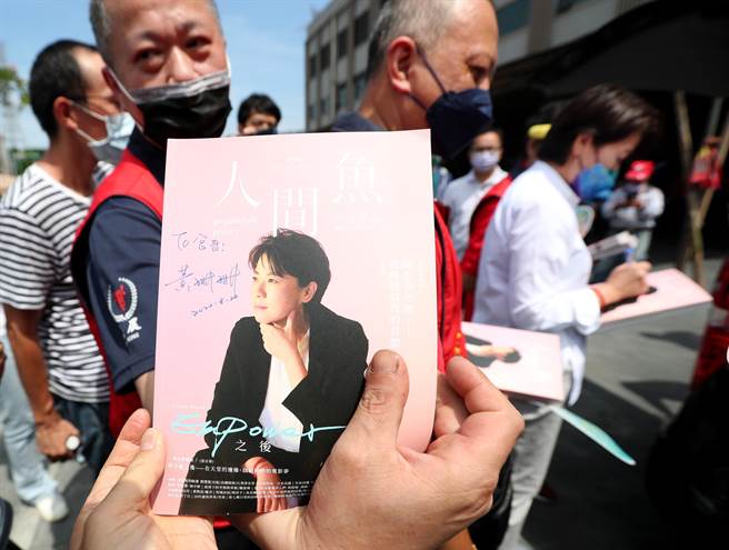 台北市副市长黄珊珊21日赴环南市场巡视后，特别赠送以自己为封面的最新一期杂志给环南自治会的干部，也应要求签名。（郑任南摄）