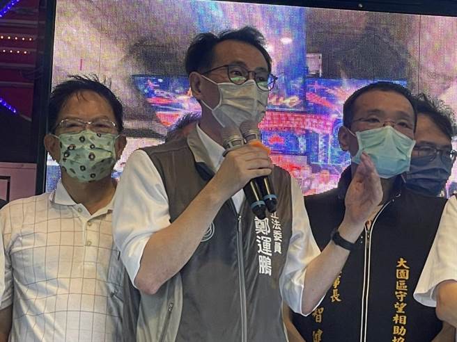 民进党桃园市长参选人郑运鹏针对同党前立委郑宝清可能脱党参选，他说相信前辈有智慧去做判断。(吕筱蝉摄)