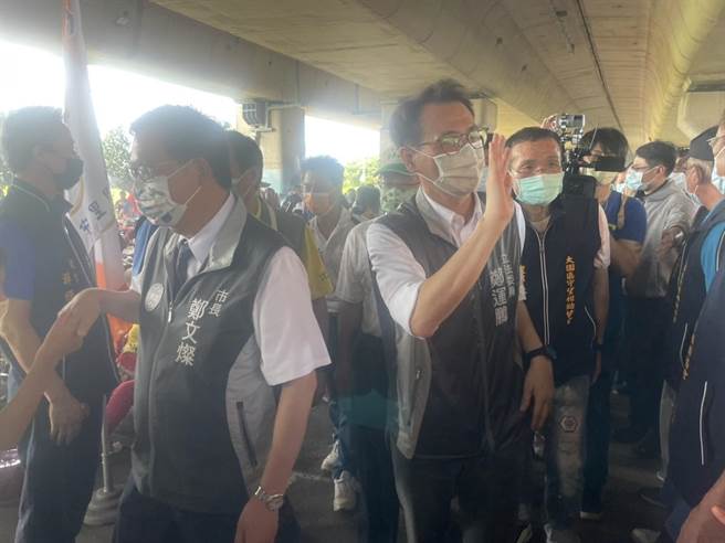 民进党桃园市长参选人郑运鹏针对同党前立委郑宝清可能脱党参选，他说相信前辈有智慧去做判断。(吕筱蝉摄)