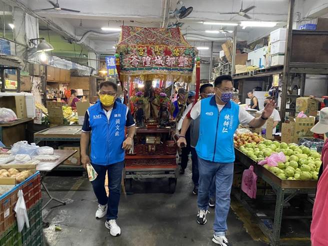 國民黨新竹市長參選人林耕仁21日上午參與「佑聖宮城隍爺遶境」慶讚中元普渡法會。（林耕仁提供／陳育賢新竹傳真）