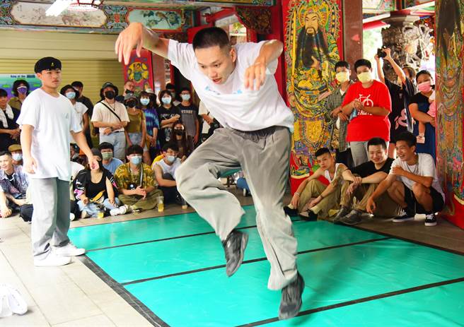 南投夏日艺术生活节系列活动，现场进行街舞竞赛，青少年展现高超舞技，吸引四方好手参赛。（南投县政府提供）