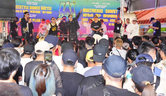 南投「夏日艺术生活节」系列活动，台上饶舌歌手轮流开唱，热力四射，台下民眾随着乐声嗨到最高潮，场面欢乐有劲。（南投县政府提供）