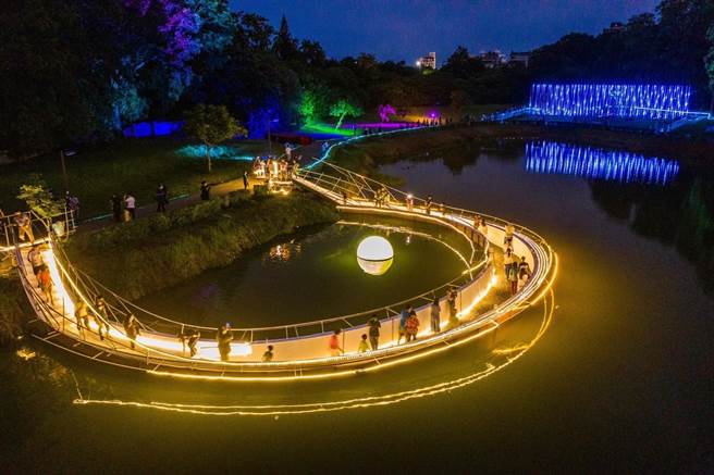 嘉义市「2022光织影舞」光影艺术展登场，有地表最大蛋黄酥〈新月漫游〉作品。（嘉义市政府提供／廖素慧嘉市传真）