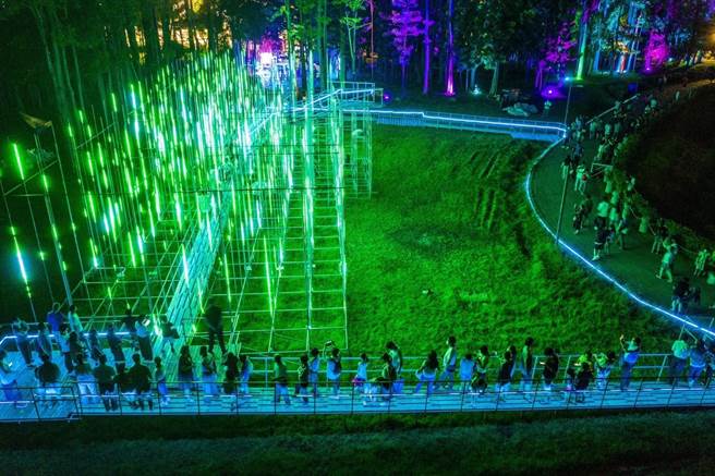 嘉义市「2022光织影舞」光影艺术展登场，如科幻电影场景。（嘉义市政府提供／廖素慧嘉市传真）