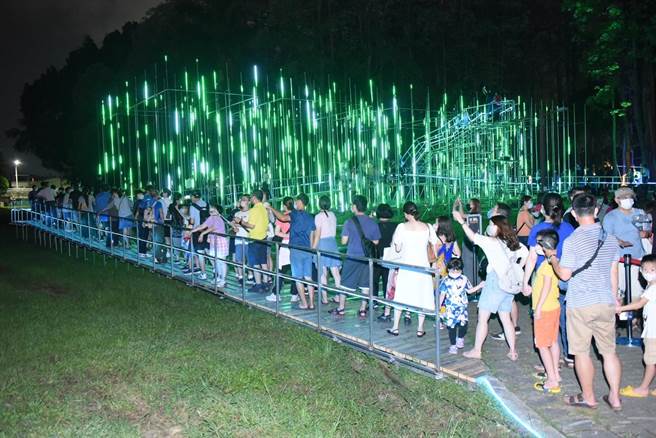 嘉义市「2022光织影舞」光影艺术展登场，人潮抢先看。（嘉义市政府提供／廖素慧嘉市传真）