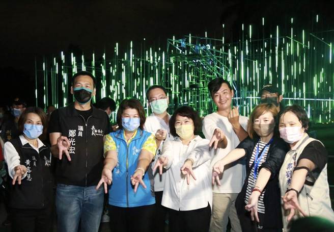 嘉义市长黄敏惠与多位议员欢迎大家来嘉看「2022光织影舞」光影艺术展。（嘉义市政府提供／廖素慧嘉市传真）