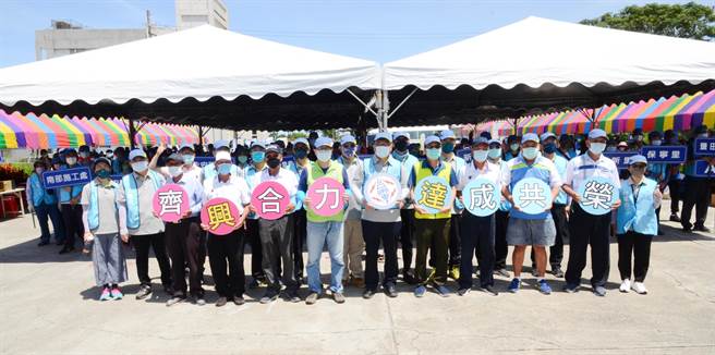 经济部次长兼台电代理董事长曾文生（前排中）21日率领民眾净滩，民进党立委邱志伟（前左四）等人出席。（林瑞益摄）