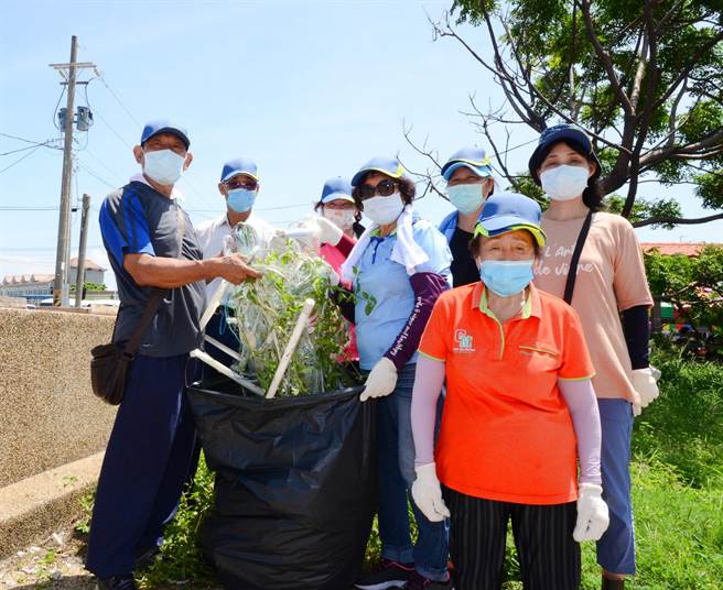 高雄市永安区民眾21日清除海滩边的灯管、废弃渔网等垃圾。（林瑞益摄）