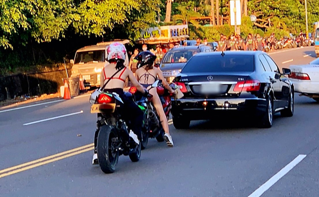 垦丁大街又见最美风景，辣妹穿比基尼骑重机，网喷鼻血直呼：「闻到香香的味道」。（图／翻摄重机车友 ❘ 各区路况、天气回报中心）