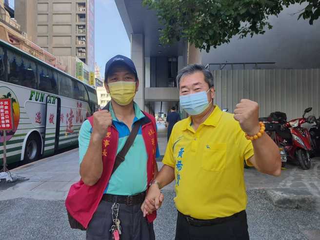 无党籍基隆市长参选人黄希贤（右）。（图 / 取自黄希贤脸书）
