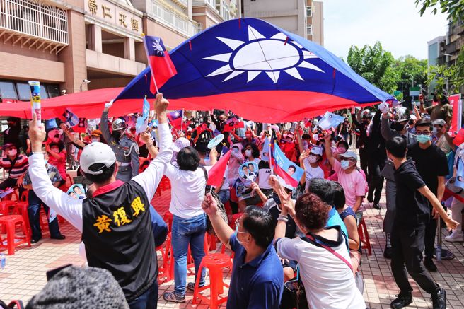 「保國護民-中華民國贏起來」升旗活動，在大國旗進場時炒熱現場氣氛。(黃世麒攝)