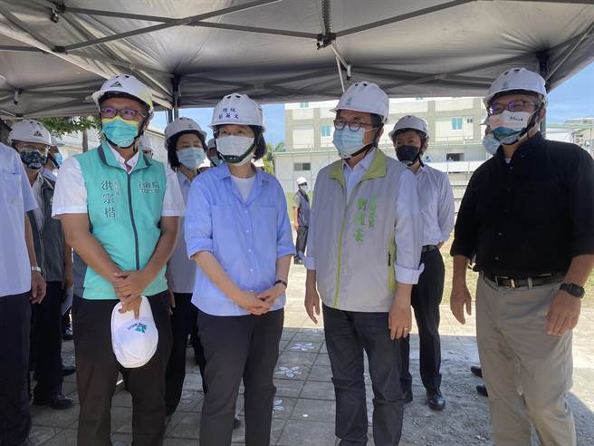 蔡英文总统21日至台东视察社会住宅「海滨好室」建筑基地。（蔡旻妤摄）