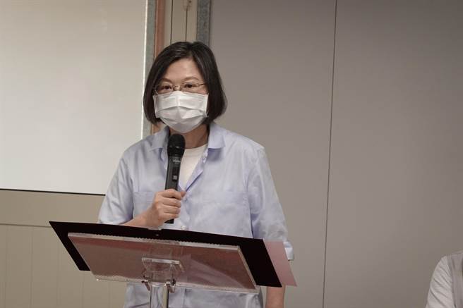 蔡英文总统21日至台东视察社会住宅「海滨好室」建筑基地。（蔡旻妤摄）