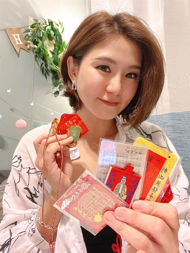 正值农历7月，主播王钰婷因为下班都是深夜，因此随身带着平安符。（镜电视提供）
