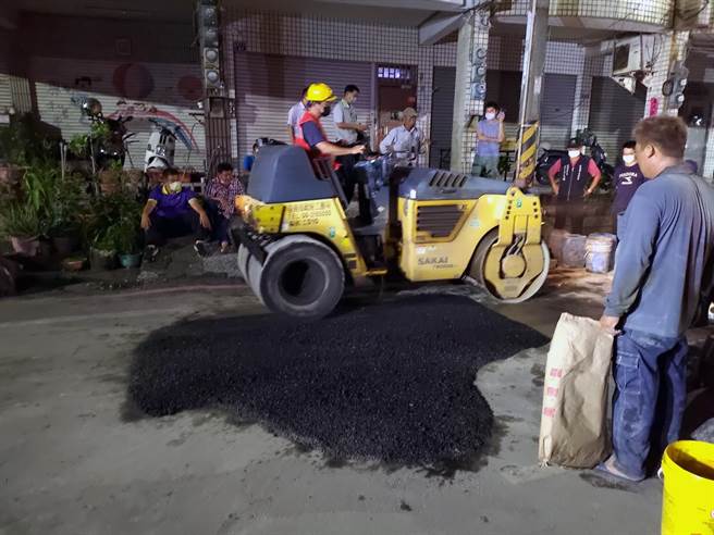 台南市永康區新行街66號前的道路路面突然塌陷出現寬1公尺的坑洞，市府漏夜緊急搶修。（市府提供／洪榮志台南傳真）