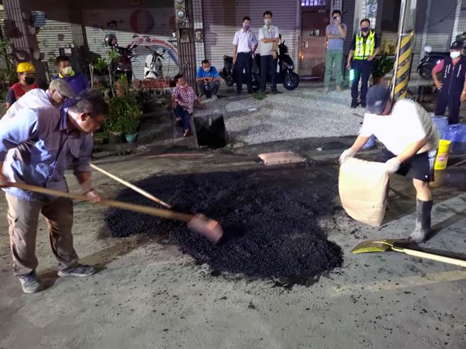 台南市永康區新行街66號前的道路路面突然塌陷出現寬1公尺的坑洞，市府漏夜緊急搶修。（市府提供／洪榮志台南傳真）