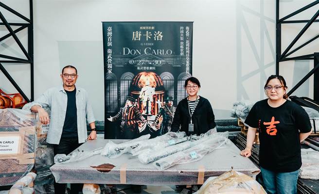 衛武營國家藝術文化中心與比利時列日皇家歌劇院跨國共製威爾第歌劇《唐卡洛》首開箱。左起為衛武營藝術總監簡文彬、衛武營技術經理陳美玲和《唐卡洛》服裝管理邱翊蕙。（衛武營國家藝術文化中心提供）