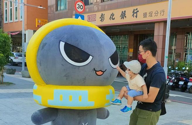 （「Q-ri」品牌偶像前进高雄奶茶一条街Long Stay，亲近在地大小朋友。图／商研院）