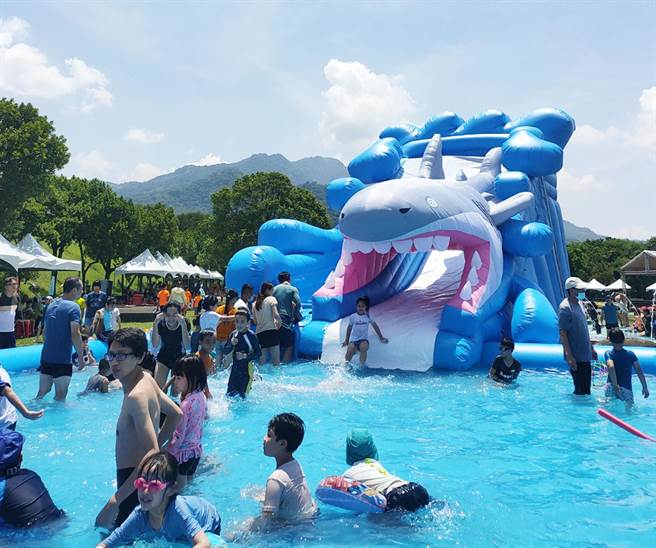 水里玩水节更新设备，大型鲨鱼溜滑梯等，让亲子都嗨翻天。（水里乡公所提供）