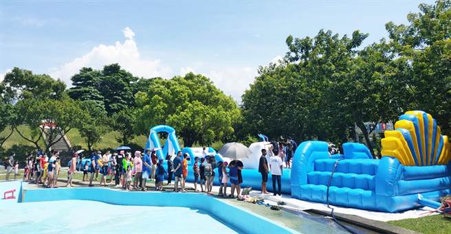  长达30米的充气亲子闯关游戏，吸引民眾大排长龙。(水里乡公所提供)