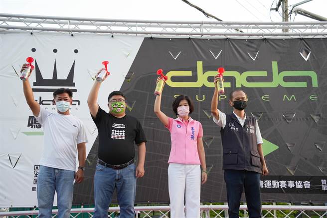 國民黨嘉義縣長參選人王育敏為路跑活動起跑鳴槍。（王育敏提供／廖素慧嘉縣傳真）