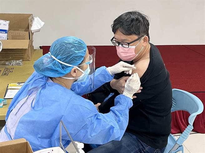 桃園市21日新增2438例本土個案，確診個案數較昨日下降1.1％，但較上周上升4.9％，衛生局呼籲儘速接種疫苗。（陳夢茹攝）