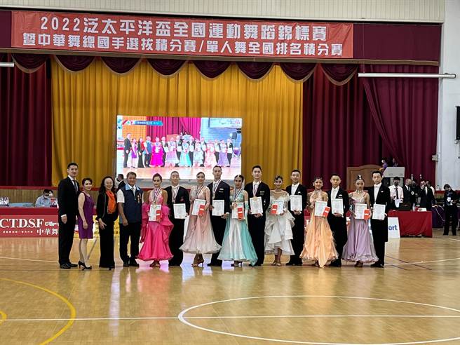 泛太平洋杯全国运动舞蹈公开赛暨国手选拔积分赛21日在北科附工火热开跳，逾600名选手同台尬舞。(尤月华提供／蔡依珍桃园传真)