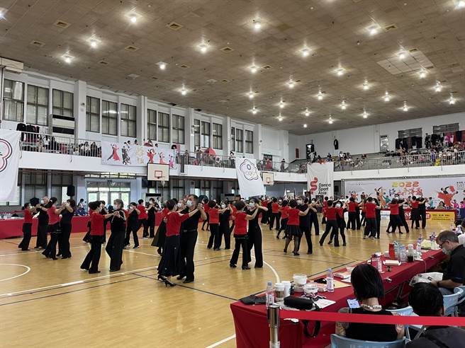 泛太平洋杯全国运动舞蹈公开赛暨国手选拔积分赛21日在北科附工火热开跳，逾600名选手同台尬舞。(尤月华提供／蔡依珍桃园传真)