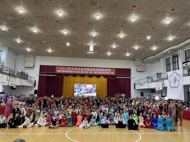 泛太平洋杯全国运动舞蹈公开赛暨国手选拔积分赛21日在北科附工火热开跳，逾600名选手同台尬舞。(尤月华提供／蔡依珍桃园传真)