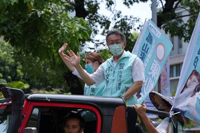 台灣民眾黨主席柯文哲21日在高雄率領黨內議員參選人掃街拜票。（台灣民眾黨提供／洪浩軒高雄傳真）