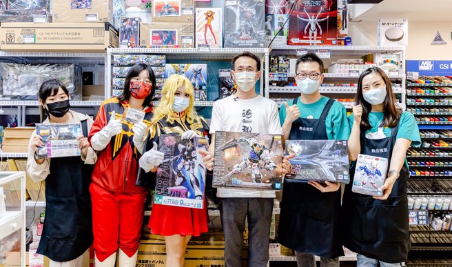 民进党桃园市长参选人郑运鹏（中）是知名动漫宅。（图／翻摄自郑运鹏脸书）