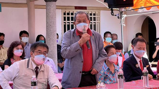 康那香企业董事长戴荣吉（左二）期勉受奖学生知恩惜福。（张毓翎摄）